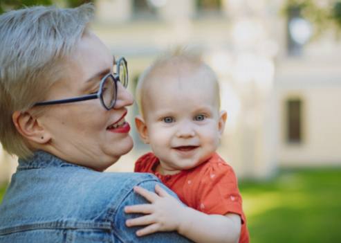 Τα ορόσημα στη γλώσσα που το Baby Sign Language μπορεί να βοηθήσει το μωρό να επιτύχει