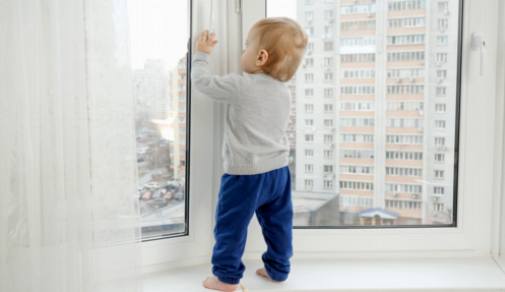 Προστασία του περίεργου μωρού σας: Τα καλύτερα κλειδώματα ντουλαπιών